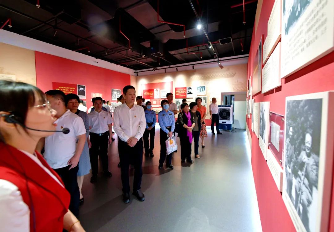 泉港区四套班子领导参观“中国共产党人的家风”档案展