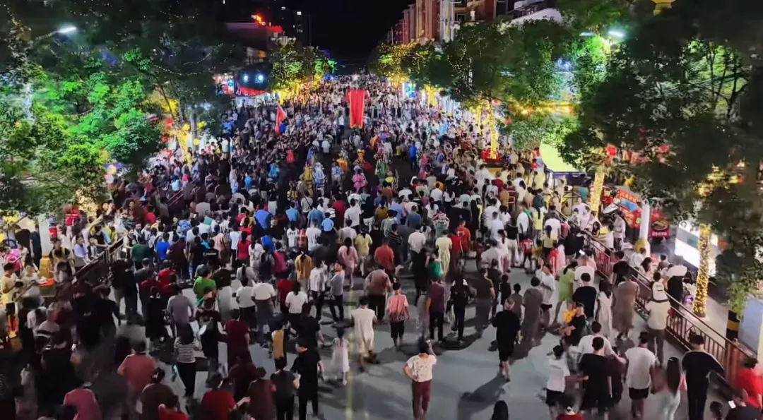 泉港区委主要领导专题调研前黄浮粿夜市运行情况