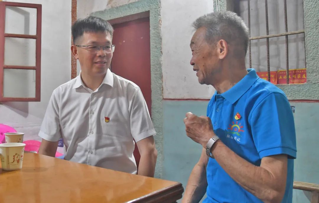 泉港区政府主要领导看望慰问老党员、生活困难党员