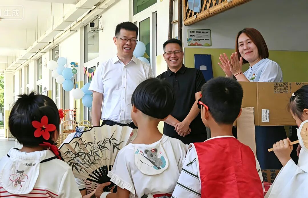 泉港区政府主要领导与少年儿童共庆“六一”